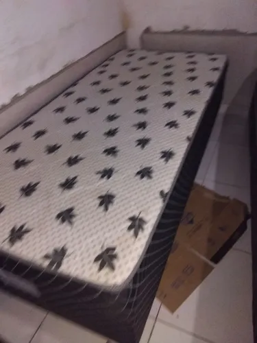 Vendemos uma cama box solteiro em bom estado aceito dinheiro ou pix,não aceito cartão de c