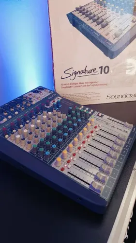Mesa de Som Analógica Soundcraft Signature 10 