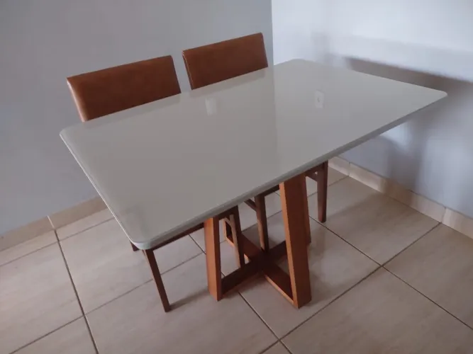 Mesa de Jantar com Design Moderno e Elegante