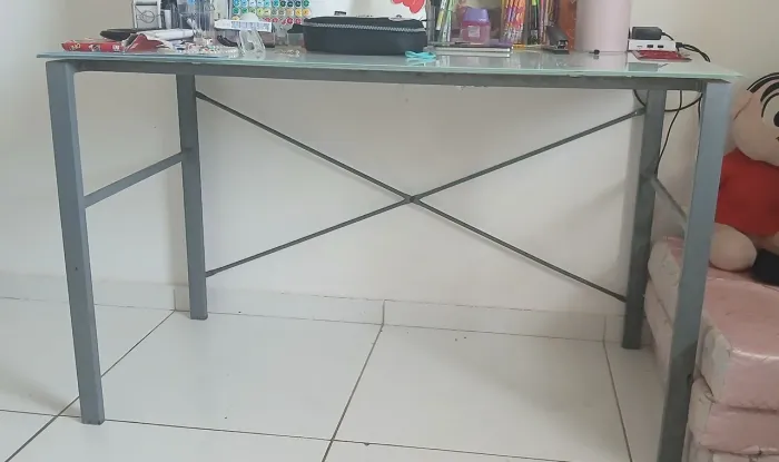 Mesa de escritório, tampão em vidro. Largura 1.19m / altura 73cm /profundidade 69cm