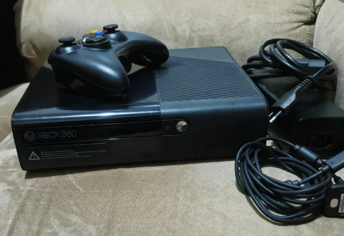 Xbox 360 Super Slim com Desbloq Aurora (Faço olx pay)
