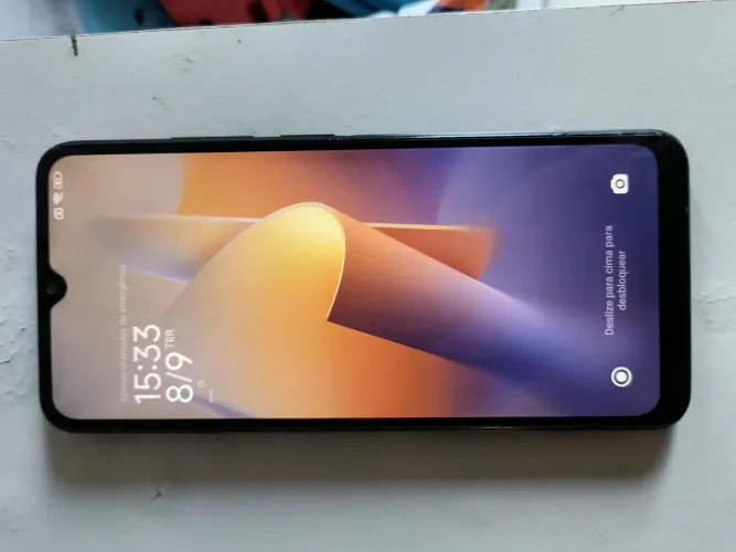 Celular semi-novo Redmi 12C + carregador.