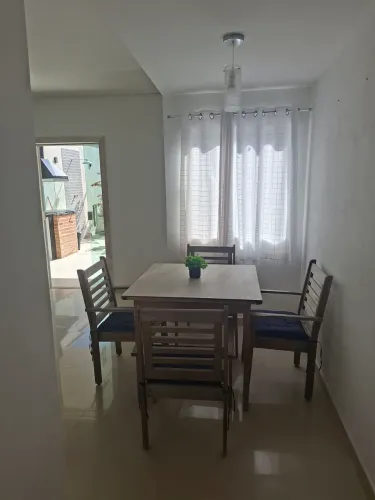 Mesa de madeira maciça 4 lugares