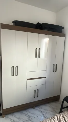 Guarda roupa 8 portas e 2 gavetas com menos de 1 mês de uso