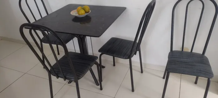 Conjunto de Mesa 4 Cadeiras Thais Craqueado Preto Listrado Cinza e Preto