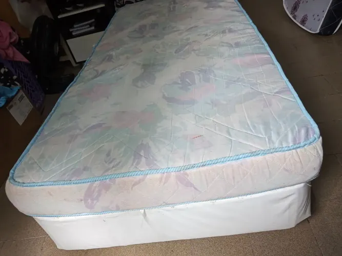 Cama box de solteiro: base + colchão em boas condições
