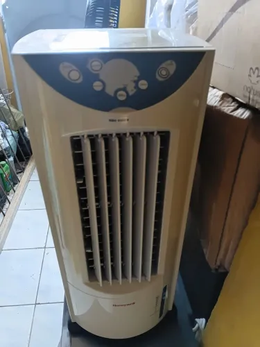 Climatisador semi novo,completo todo bom