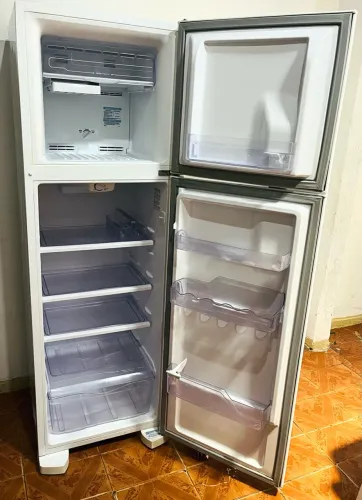 Geladeira Frost Free 1 ano de uso