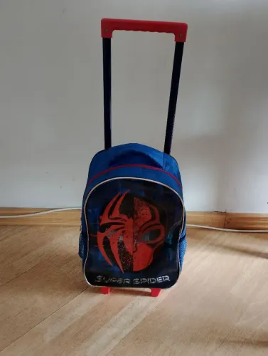 Mochila rodinha e estojo