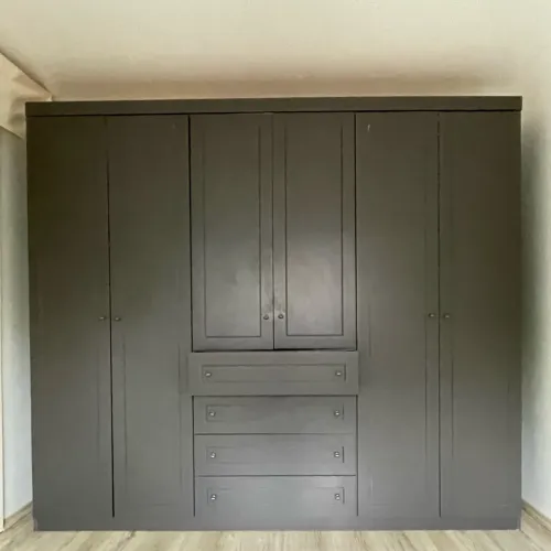 Armário guarda roupas cinza
