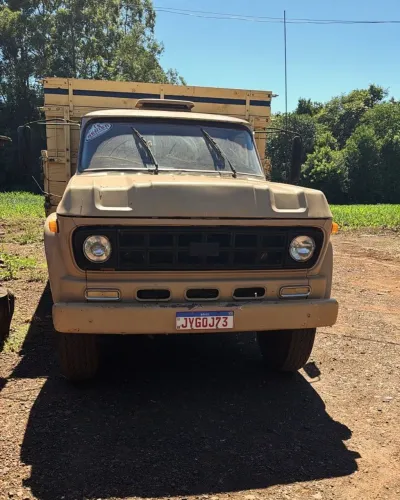 Caminhão Chevrolet D70 em ótimo estado