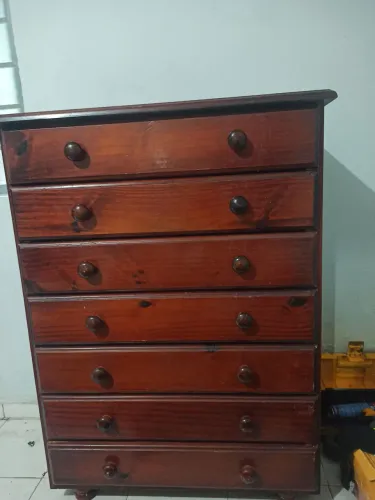 CÔMODA 7 GAVETAS EM BOM ESTADO