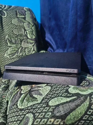 Playstation 4 (PS4) Semi-novo(1ano de uso) acompanhado com jogo GOD OF WAR RAGNAROK 