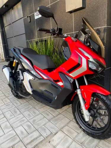 Honda ADV 150 com km baixo e conservada.