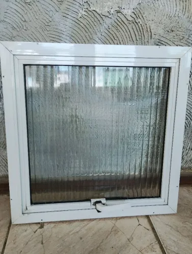 Bascola  janela tamanho 0.57x0.57 .
