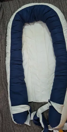 NINHO REDUTOR AZUL MARINHO E MARFIM. GRANDE E CONFORTÁVEL, SEM MARCAS DE USO.