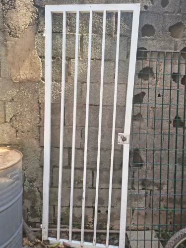 Portão social de aço com avaria
