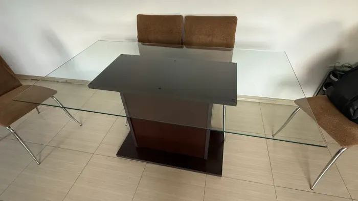 Mesa com tampo de vidro 160x90cm (para seis cadeiras) Usada