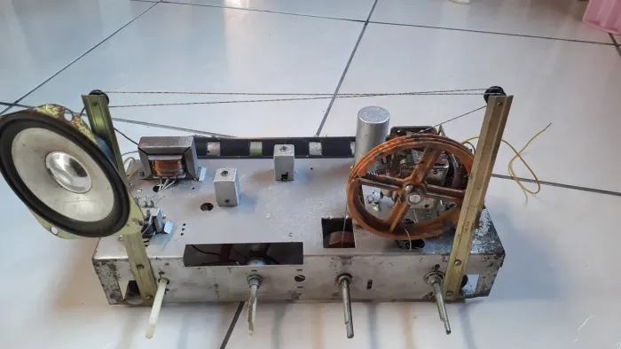 Chassis de radio antigo semp transistorizado funcionando a pilhas
