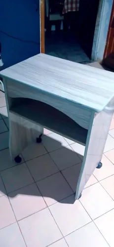 Mesa p/notebook ou TV. Ou escrivaninha com rodinhas e divisões, super nova R$120,, urg
