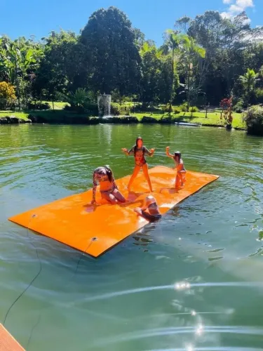 Tapetao náutico grande, tipo ilha flutuante.  Suporta várias pessoas.