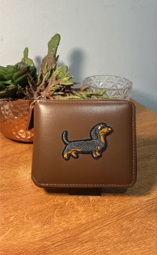 Carteira com bordado de cachorro salsicha 