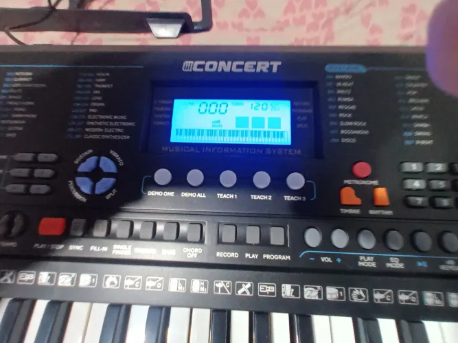 Teclado concert para iniciantes 02 meses de uso