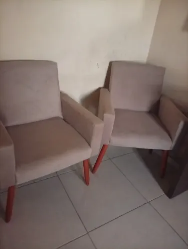 VENDO DUAS POLTRONAS MUITO NOVA NUNCA UTILIZADAS FICOU APENAS COMO ENFEITES MUITO LINDA 
