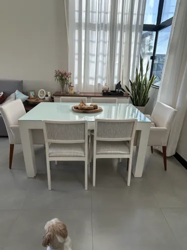 Mesa com 6 cadeiras em madeira