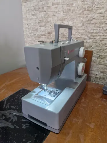 Máquina de costura singer facilita 4423 127v 