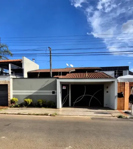 Vende se casa ampla e aconchegante com ótimo acabamento!