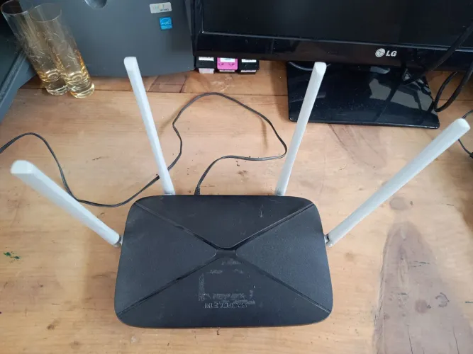 Vendo Roteador Mercusys AC12, Wireless Dual Band AC1200, com fonte funcionando. LEIA.