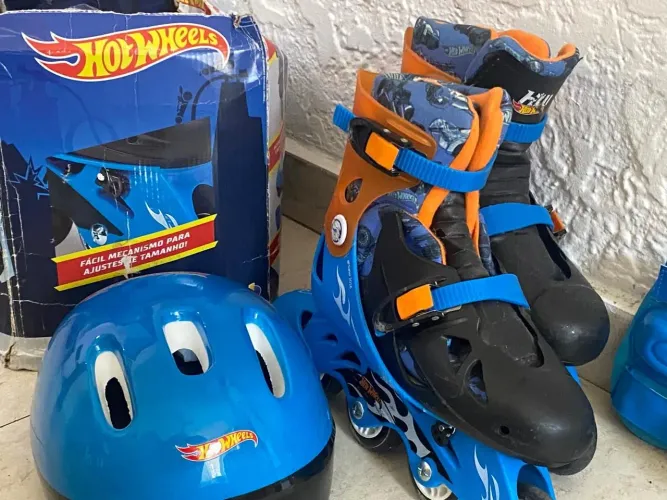 Kit patins ajustável hot Wheels com capacete, cotoveleira e joelheira ótimo estado.