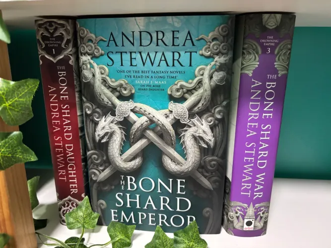 Trilogia The Drowning Empire capa dura em inglês