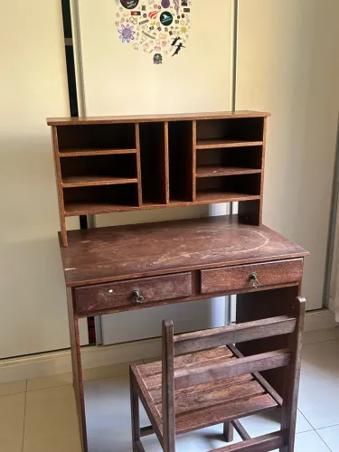 Mesa Escrivaninha de madeira com cadeira