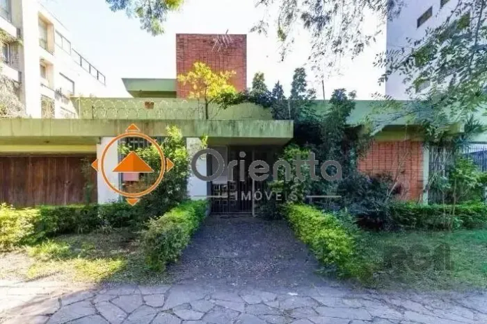 Imobiliária Orientta ALUGA EXCELENTE CASA com Living amplo e 3 dormitórios