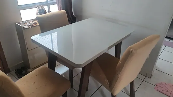 Mesa quadrada, tampa de vidro com 4 cadeiras
