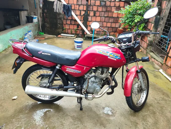 Moto CG Titan 125cc ano 97 para você deixar do seu jeito ou rodar como está.