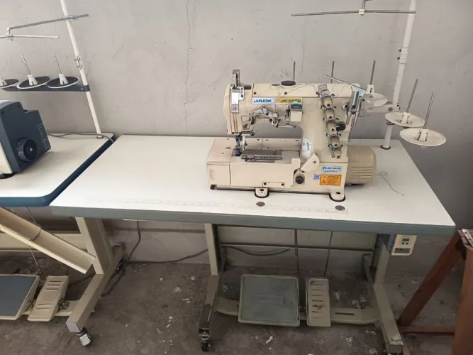Máquinas de costura Overlock e Galoneira