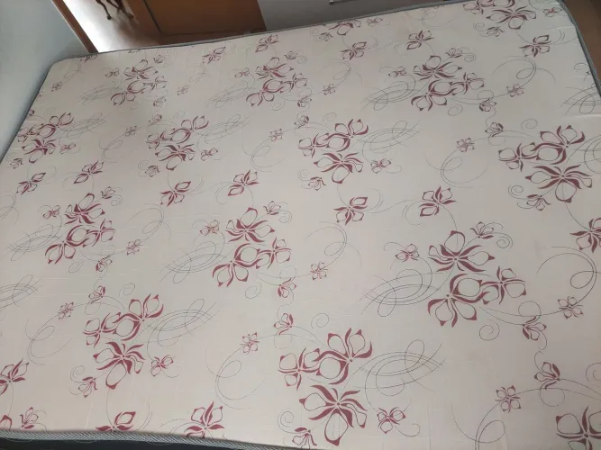 Vendo cama de casal base com colchão macio em anexo.