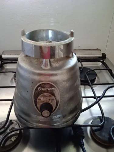 Liquidificador Oster funcionando
