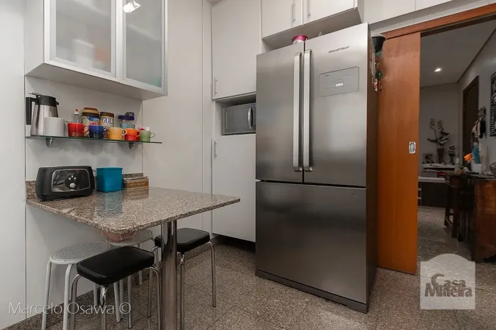 Mesa em granito com base inox 