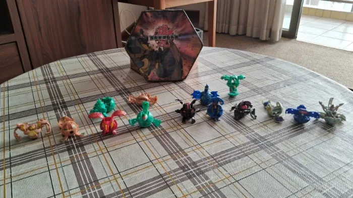Lote Bakugan Antigo com Lata Colecionável + Diversos Personagens