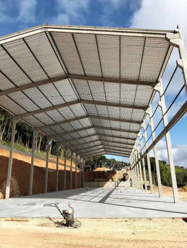 DIRETO FÁBRICA BARRACÃO GALPÃO PRÉ MOLDADO MONTADO ESTRUTURA COMPLETA COM COBERTURA