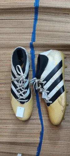 Chuteira Adidas