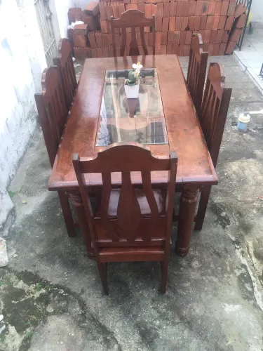 Mesa de madeira angelim pedra semi nova com seis cadeiras pra vim buscar aqui em prazeres