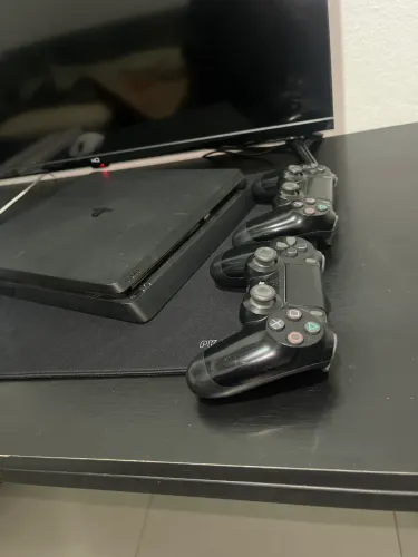 PS4 SLIM + 2 CONTROLES