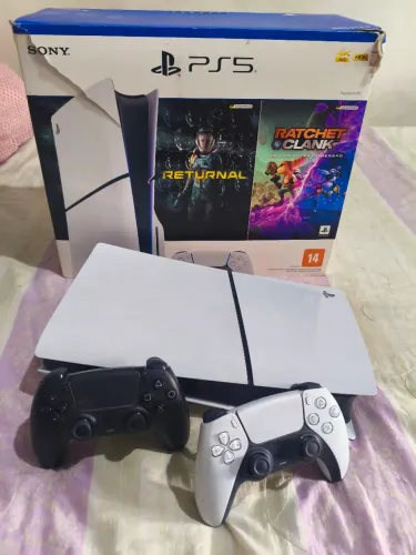 Vendo ps5 slim 1tb c/ 2 controles