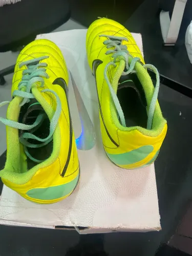 Chuteira Nike e tênis futsal Nike