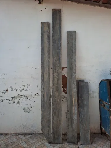 4 tábuas de madeira de 20 cm 
